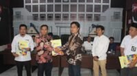 kpu lebak menyerahkan hasil penelitian administrasi kepada perwakilan tiga pasangan calon pilbup lebak foto dok istimewa 169