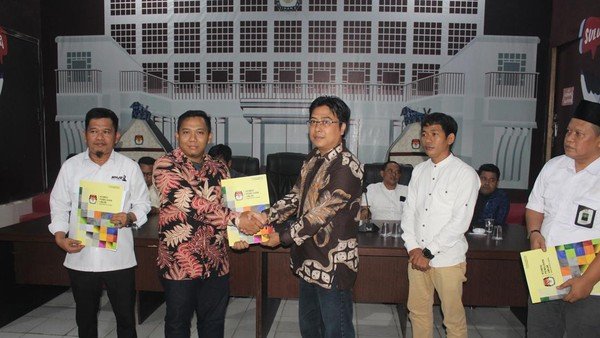 kpu lebak menyerahkan hasil penelitian administrasi kepada perwakilan tiga pasangan calon pilbup lebak foto dok istimewa 169