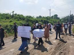 warga gruduk tambang cimarga