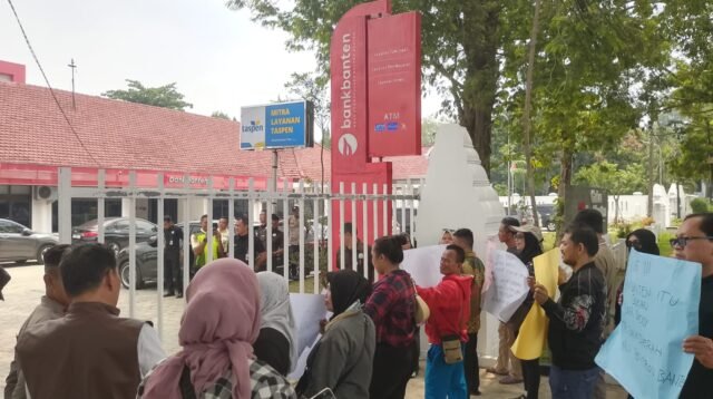 Koar Banten Desak Transparansi, Aksi Lumpuhkan Kantor Pusat Bank Banten