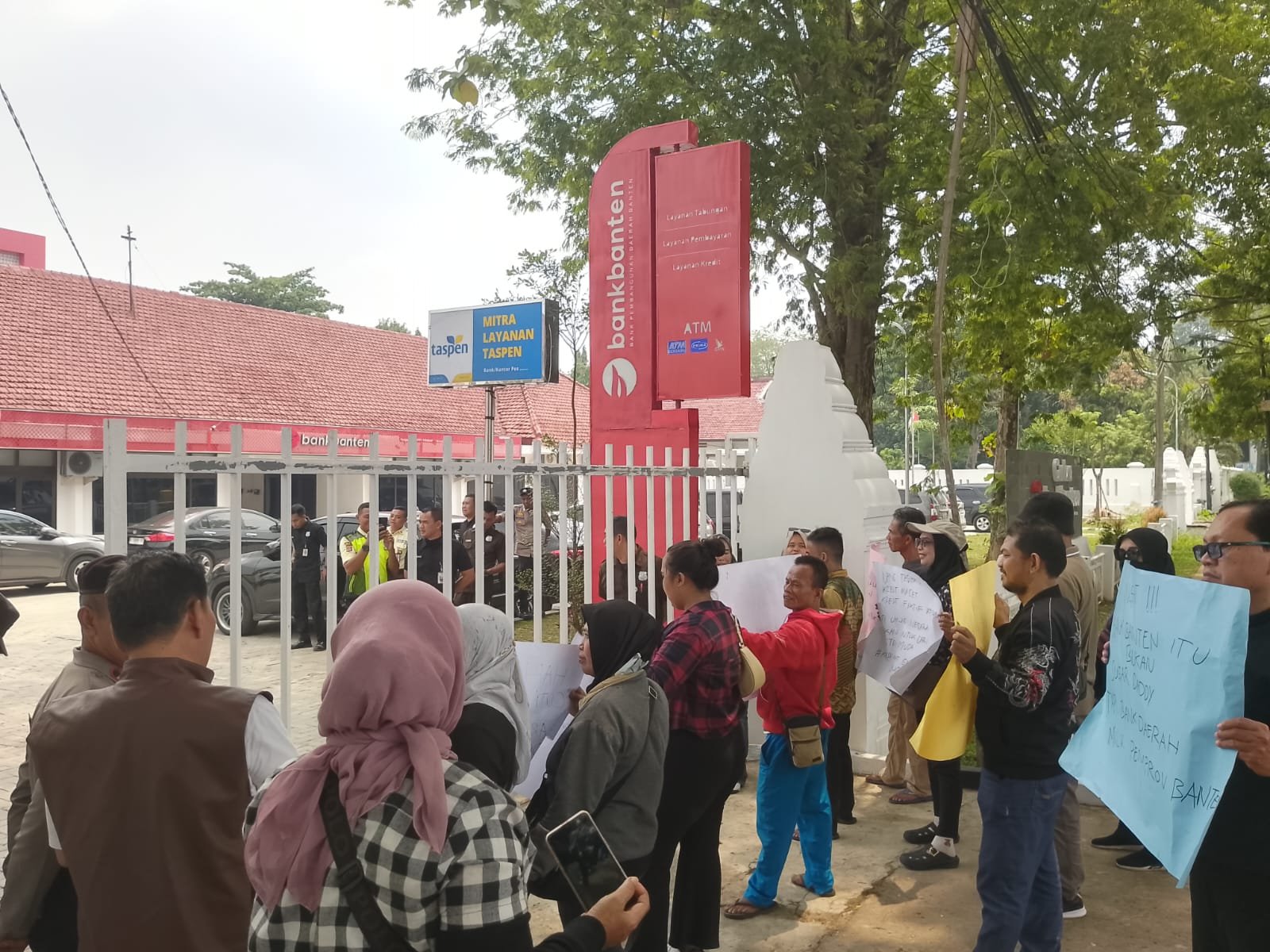 Koar Banten Desak Transparansi, Aksi Lumpuhkan Kantor Pusat Bank Banten